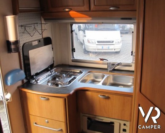 Hymer B Star-Line 640: motorhome Hymer con divano fronte dinette su meccanica Mercedes da 156 cavalli.