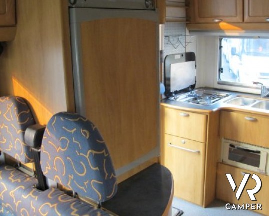 Hymer B Star-Line 640: motorhome Hymer con divano fronte dinette su meccanica Mercedes da 156 cavalli.