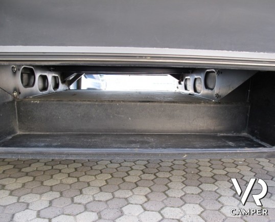 Hymer B-Klasse 644: motorhome con garage ampio, doppio pavimento AL-KO con gavoni passanti e condizionatore in cabina.