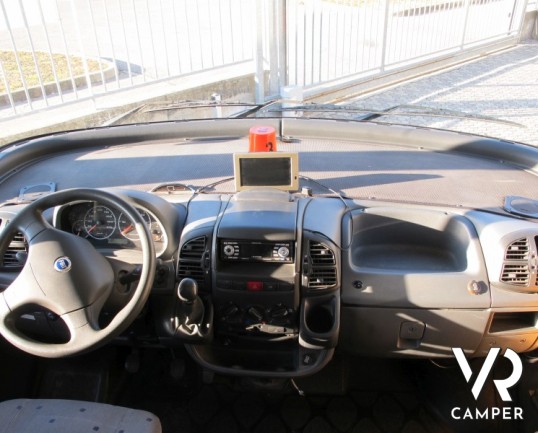 Hymer B-Klasse 644: motorhome con garage ampio, doppio pavimento AL-KO con gavoni passanti e condizionatore in cabina.