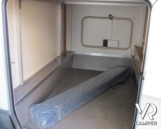 Hymer B-Klasse 644: motorhome con garage ampio, doppio pavimento AL-KO con gavoni passanti e condizionatore in cabina.