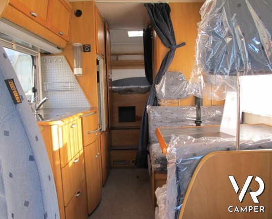 Hymer B-Klasse 644: motorhome con garage ampio, doppio pavimento AL-KO con gavoni passanti e condizionatore in cabina.