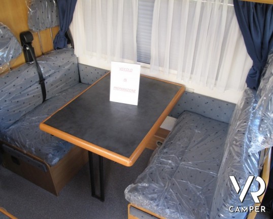 Hymer B-Klasse 644: motorhome con garage ampio, doppio pavimento AL-KO con gavoni passanti e condizionatore in cabina.