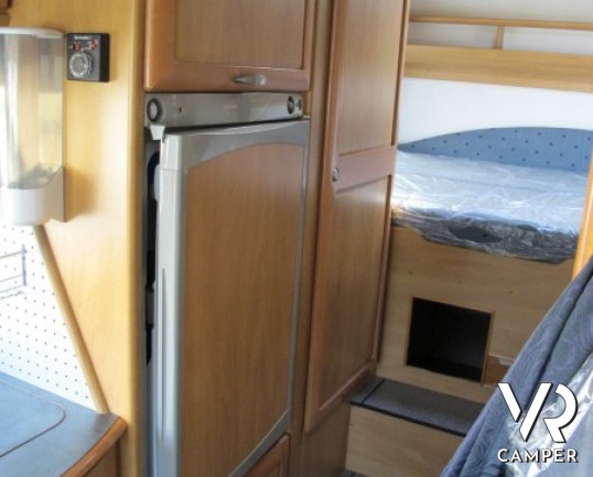 Hymer B-Klasse 644: motorhome con garage ampio, doppio pavimento AL-KO con gavoni passanti e condizionatore in cabina.