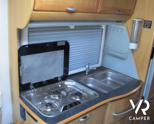 Hymer B-Klasse 644: motorhome con garage ampio, doppio pavimento AL-KO con gavoni passanti e condizionatore in cabina.