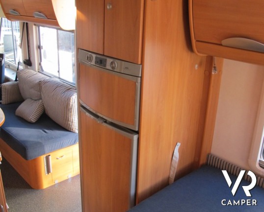 Hymer B 654: Hymoer motorhome usato con letto alla francese, cambio automatico, doppio divanetto anteriore, cerchi in lega e colorazione esterna azzur