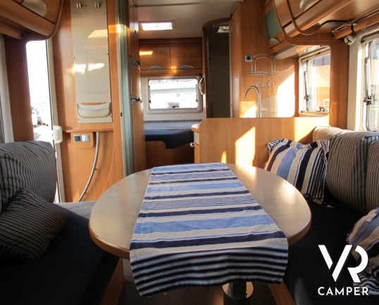 Hymer B 654: Hymoer motorhome usato con letto alla francese, cambio automatico, doppio divanetto anteriore, cerchi in lega e colorazione esterna azzur
