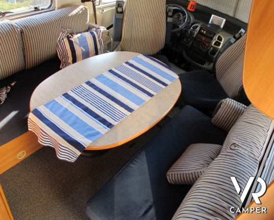 Hymer B 654: Hymoer motorhome usato con letto alla francese, cambio automatico, doppio divanetto anteriore, cerchi in lega e colorazione esterna azzur