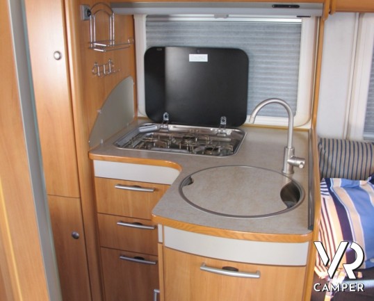Hymer B 654: Hymoer motorhome usato con letto alla francese, cambio automatico, doppio divanetto anteriore, cerchi in lega e colorazione esterna azzur