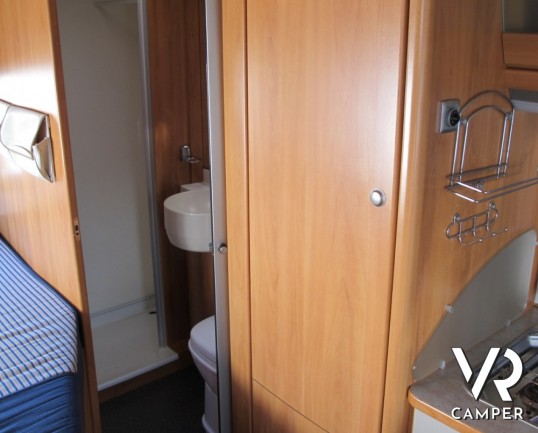 Hymer B 654: Hymoer motorhome usato con letto alla francese, cambio automatico, doppio divanetto anteriore, cerchi in lega e colorazione esterna azzur