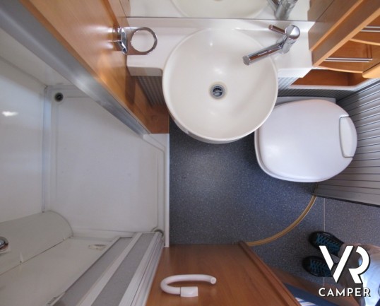 Hymer B 654: Hymoer motorhome usato con letto alla francese, cambio automatico, doppio divanetto anteriore, cerchi in lega e colorazione esterna azzur
