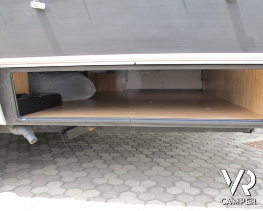 Hymer B 654 SL: Motorhome della casa tedesca Hymer. top di gamma con telaio AL-KO ribassato e doppio pavimento passante.