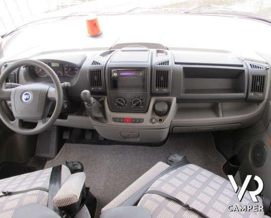 Hymer B 654 SL: Motorhome della casa tedesca Hymer. top di gamma con telaio AL-KO ribassato e doppio pavimento passante.