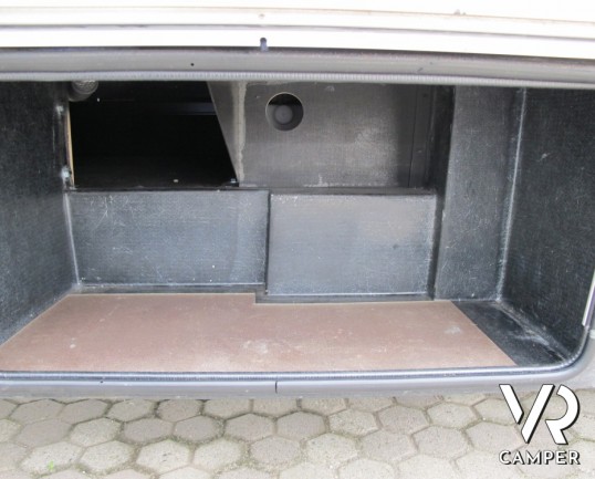 Hymer B 654 SL: Motorhome della casa tedesca Hymer. top di gamma con telaio AL-KO ribassato e doppio pavimento passante.