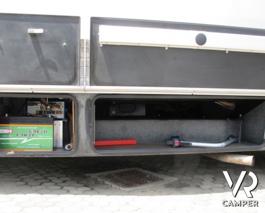 Hymer B 654 SL: Motorhome della casa tedesca Hymer. top di gamma con telaio AL-KO ribassato e doppio pavimento passante.