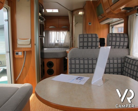 Hymer B 654 SL: Motorhome della casa tedesca Hymer. top di gamma con telaio AL-KO ribassato e doppio pavimento passante.