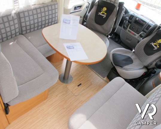 Hymer B 654 SL: Motorhome della casa tedesca Hymer. top di gamma con telaio AL-KO ribassato e doppio pavimento passante.