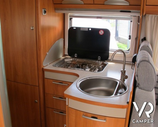 Hymer B 654 SL: Motorhome della casa tedesca Hymer. top di gamma con telaio AL-KO ribassato e doppio pavimento passante.