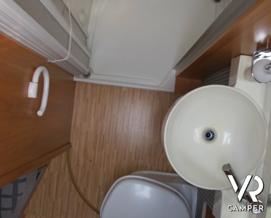 Hymer B 654 SL: Motorhome della casa tedesca Hymer. top di gamma con telaio AL-KO ribassato e doppio pavimento passante.