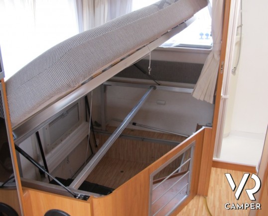 Hymer B 654 SL: Motorhome della casa tedesca Hymer. top di gamma con telaio AL-KO ribassato e doppio pavimento passante.