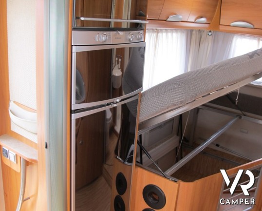 Hymer B 654 SL: Motorhome della casa tedesca Hymer. top di gamma con telaio AL-KO ribassato e doppio pavimento passante.