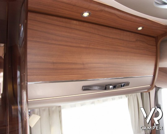 Hymer B 668 Premium Line: motorhome nuovo a Torino con letti gemelli bassi centrali e ampio bagno in coda