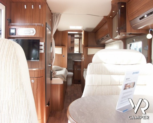 Hymer B 668 Premium Line: motorhome nuovo a Torino con letti gemelli bassi centrali e ampio bagno in coda