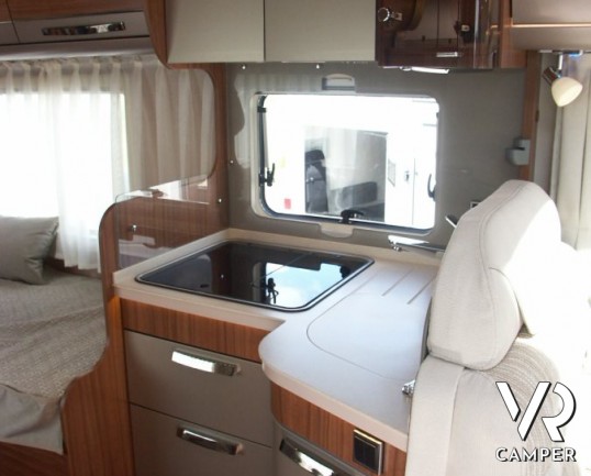 Hymer B 668 Premium Line: motorhome nuovo a Torino con letti gemelli bassi centrali e ampio bagno in coda