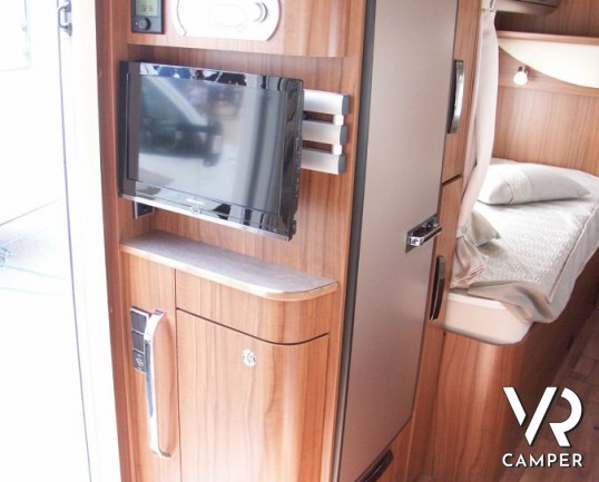 Hymer B 668 Premium Line: motorhome nuovo a Torino con letti gemelli bassi centrali e ampio bagno in coda