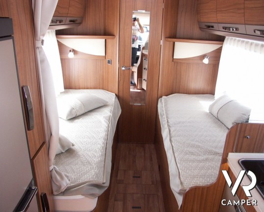 Hymer B 668 Premium Line: motorhome nuovo a Torino con letti gemelli bassi centrali e ampio bagno in coda