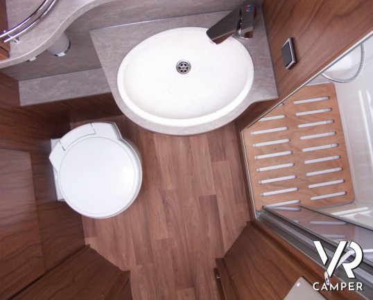 Hymer B 668 Premium Line: motorhome nuovo a Torino con letti gemelli bassi centrali e ampio bagno in coda