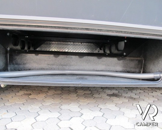 Hymer B-Klasse 674: camper motorhome usato con letti gemelli posteriori, ampio garage, telaio AL-KO e doppio pavimento passante