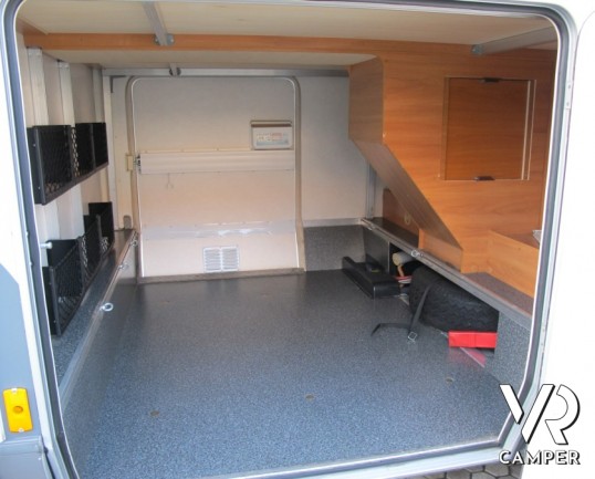 Hymer B-Klasse 674: camper motorhome usato con letti gemelli posteriori, ampio garage, telaio AL-KO e doppio pavimento passante