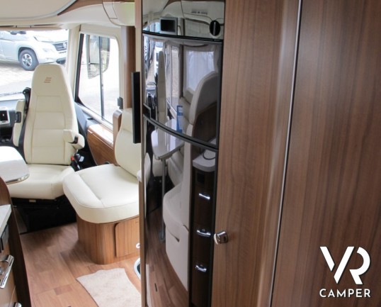 Hymer B 678 DL: camper nuovo motorhome lungo 7,49 metri con letti gemelli in coda, ampio garage, bagno e doccia separata e dinette a L con divanetto