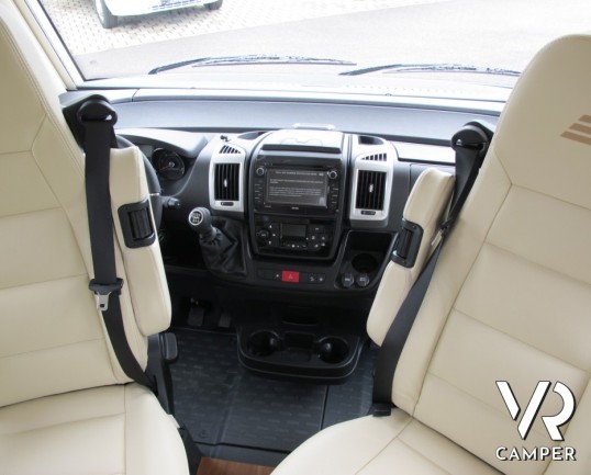 Hymer B 678 DL: camper nuovo motorhome lungo 7,49 metri con letti gemelli in coda, ampio garage, bagno e doccia separata e dinette a L con divanetto