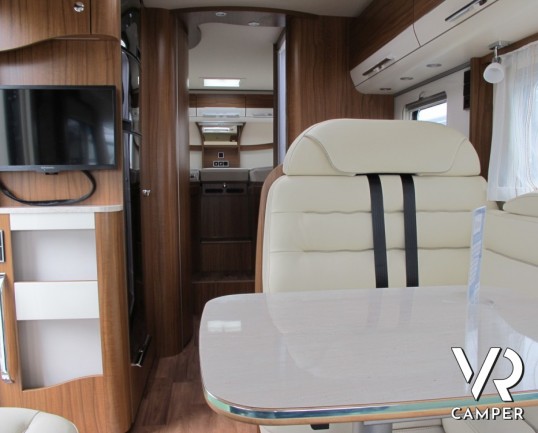 Hymer B 678 DL: camper nuovo motorhome lungo 7,49 metri con letti gemelli in coda, ampio garage, bagno e doccia separata e dinette a L con divanetto