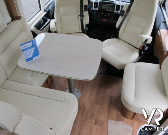 Hymer B 678 DL: camper nuovo motorhome lungo 7,49 metri con letti gemelli in coda, ampio garage, bagno e doccia separata e dinette a L con divanetto