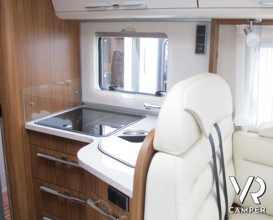 Hymer B 678 DL: camper nuovo motorhome lungo 7,49 metri con letti gemelli in coda, ampio garage, bagno e doccia separata e dinette a L con divanetto
