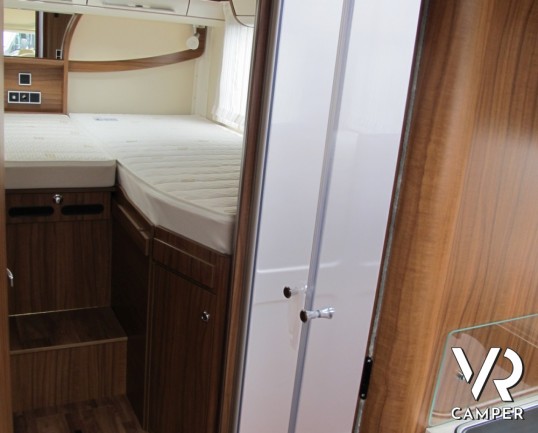 Hymer B 678 DL: camper nuovo motorhome lungo 7,49 metri con letti gemelli in coda, ampio garage, bagno e doccia separata e dinette a L con divanetto