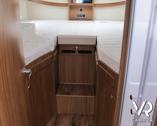 Hymer B 678 DL: camper nuovo motorhome lungo 7,49 metri con letti gemelli in coda, ampio garage, bagno e doccia separata e dinette a L con divanetto