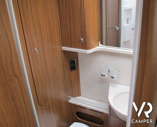 Hymer B 678 DL: camper nuovo motorhome lungo 7,49 metri con letti gemelli in coda, ampio garage, bagno e doccia separata e dinette a L con divanetto