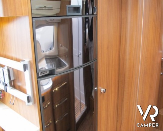 Hymer B 678 DL: nuovo Hymer motorhome con letti gemelli in coda, fino a 5 posti omologati in patente C