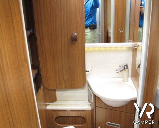 Hymer B 678 DL: nuovo Hymer motorhome con letti gemelli in coda, fino a 5 posti omologati in patente C