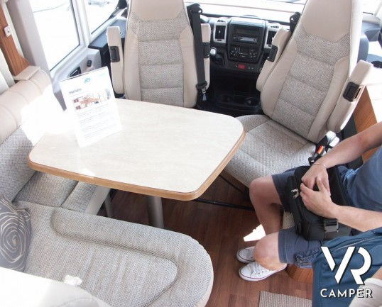 Hymer B 678 Premium Line: camper motorhome grande con letti gemelli in coda e garage