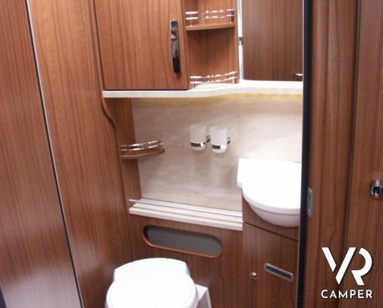 Hymer B 678 Premium Line: camper motorhome grande con letti gemelli in coda e garage