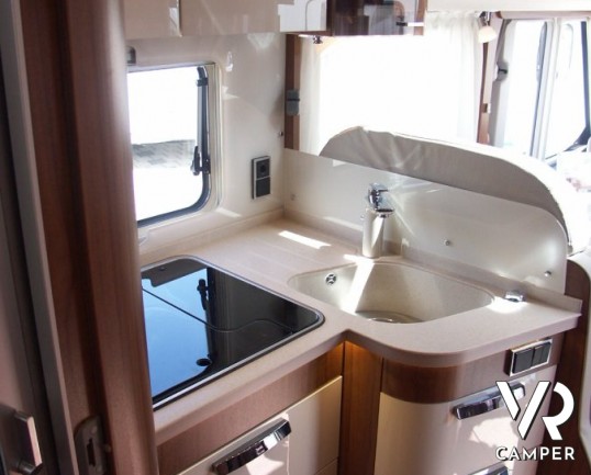 Hymer B 678 Premium Line: camper motorhome grande con letti gemelli in coda e garage