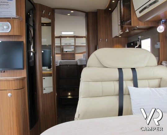 Hymer B 680 Star Line: maxi motorhome nuovo Hymer gemellato, con trazione posteriore, letti gemelli, ampia dinette