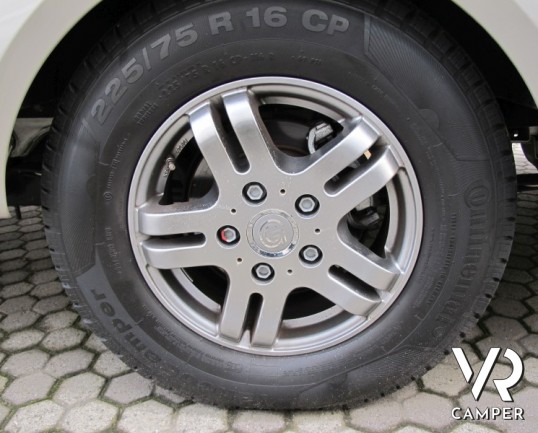 Hymer B 694: motorhome hymer recentissimo con ampio garage e letto matrimoniale, bagno e doccia separata e letto basculante elettrico.