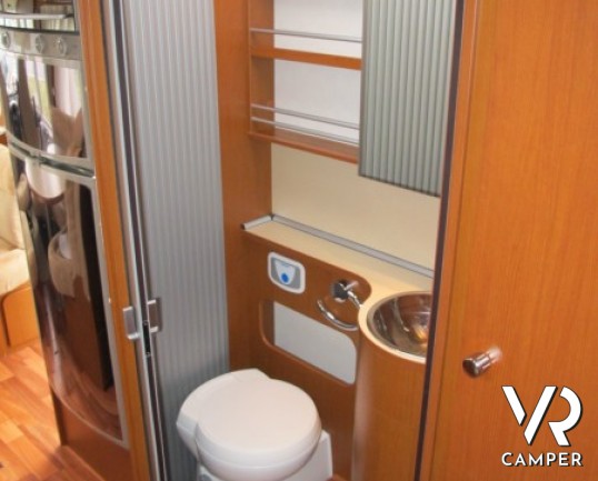 Hymer B 694: motorhome hymer recentissimo con ampio garage e letto matrimoniale, bagno e doccia separata e letto basculante elettrico.