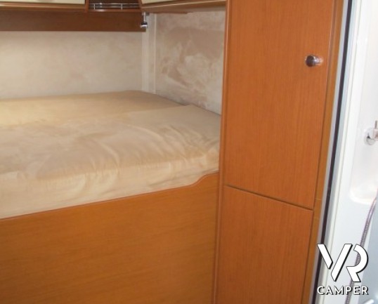 Hymer B 694: motorhome hymer recentissimo con ampio garage e letto matrimoniale, bagno e doccia separata e letto basculante elettrico.